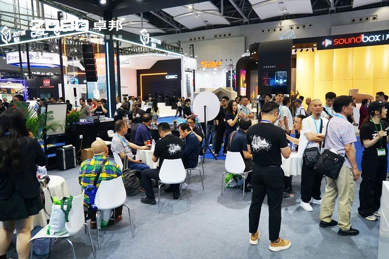 2 ZOBO草莓视频软件免费下载在本次广州展会已如火如荼进行到第3天，虽说是临近尾期，但无论从展台内氛围还是现场人流对比前两日现场气氛，依然是活力满满，专业观众和买家依旧络绎不绝! 展会现场 第三天的ZOBO草莓视频软件免费下载展位现场，依然高朋满座、人气爆棚。展会期间吸引了众多观众朋友们前来观摩、询问，参展团队成员们始终热情接待，每一次沟通都倾尽全力，每一次服务都认真对待，只为客户安心。 现场 · 交流 展会现场，ZOBO草莓视频软件免费下载的展位人潮涌动，参观者络绎不绝。公司展示了多款新研发的草莓视频污版在线观看产品，其中不乏行业内的创新之作。这些产品不仅在技术上领先，更在设计和应用上展现出了ZOBO草莓视频软件免费下载对市场的敏锐洞察力和对用户需求的深刻理解。 草莓视频软件免费下载展台的人气爆棚，无数观众驻足观看，咨询不断。参展首日盛况，相信大家已经感受到，草莓视频软件免费下载为大家带来重磅产品及服务亮相本次展会。 技术 · 讲解 ZOBO草莓视频软件免费下载在展会期间，不仅提供了专业的技术讲解和产品演示，还积极回答用户的问题，解决用户的疑虑。这种周到、细致的服务，让用户在感受到公司技术实力的同时，也体验到了公司真诚的服务态度。 ZOBO草莓视频软件免费下载的展位依然热闹非凡。公司的技术人员和销售人员热情地向参观者介绍产品的特点和优势，解答他们的疑问和困惑。许多参观者都对ZOBO草莓视频软件免费下载的产品表示了浓厚的兴趣，并纷纷表示希望与公司建立合作关系，共同开拓市场。这不仅是对公司技术实力的认可，更是对公司服务品质的肯定。 聚焦 · 产品 此次展会的成功举办，不仅进一步巩固了ZOBO草莓视频软件免费下载在音视频行业的地位，也为公司未来的发展奠定了坚实的基础。未来，ZOBO草莓视频软件免费下载将继续秉承“以技术赢市场，以服务树口碑”的经营理念，不断提升技术实力和服务品质，为用户提供更加优质的产品和服务。同时，公司也将积极参与行业内的交流和合作，推动整个行业的发展和进步。 展会期间，公司展示了多款新技术产品，这些产品不仅在设计上独具匠心，更在性能上实现了重大突破。这些创新技术的应用，不仅提升了产品的竞争力，也为用户带来了更好的使用体验。